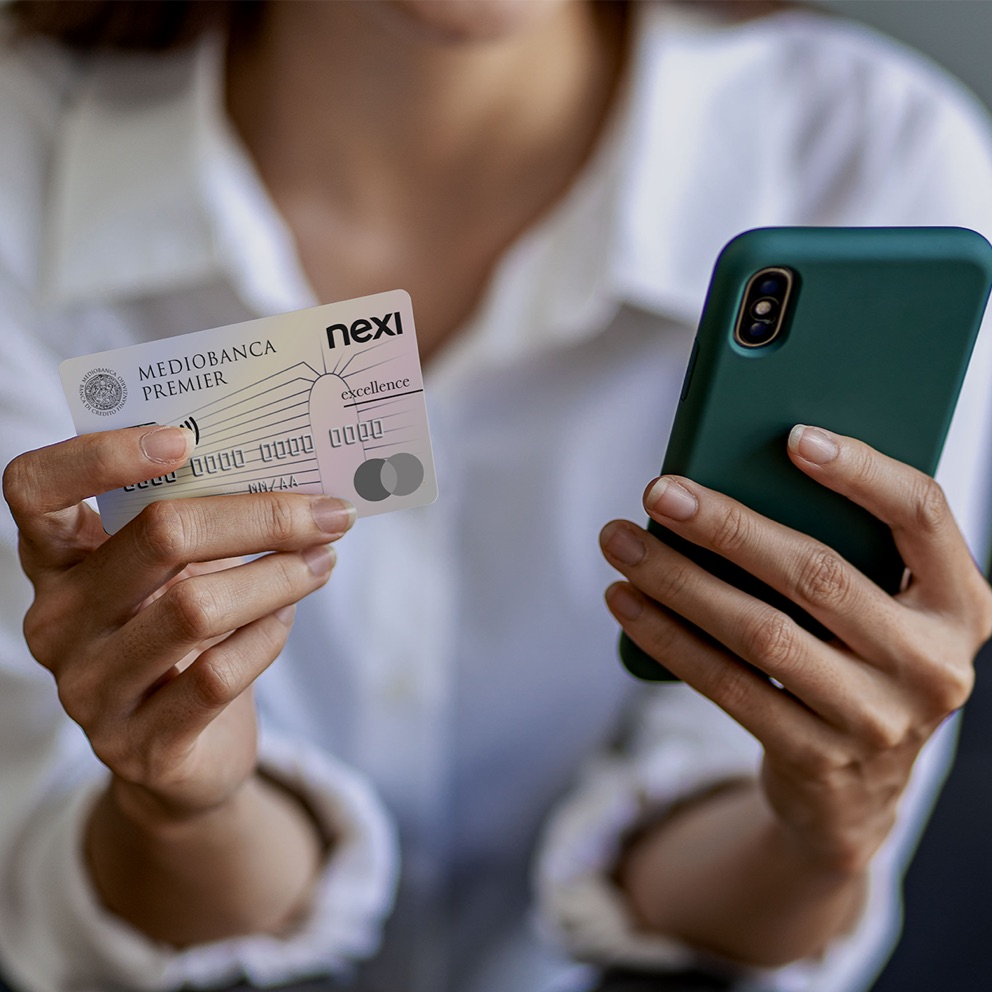 Cliente utilizza Carta di Credito Excellence richiesta da Mediobanca Premier per fare acquisti da smartphone